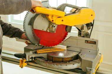 Talaş ile ahşap masa üstünde alet marangoz. Daire testere. Kesme ahşap tahta.