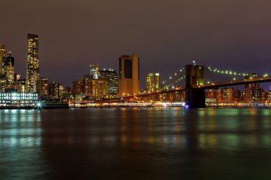 Manhattan gece New York'un manhattan binalar siluetinin gece akşam