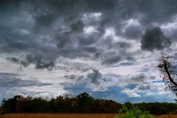 Thundercloud com possível formação de um tornado com um ligeiro — Fotografia de Stock