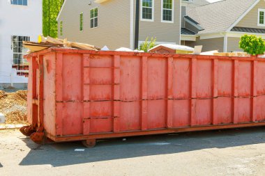 Dumpsters çöple dolu olmak