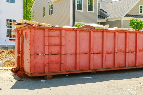Мусорные контейнеры, полные мусора — стоковое фото