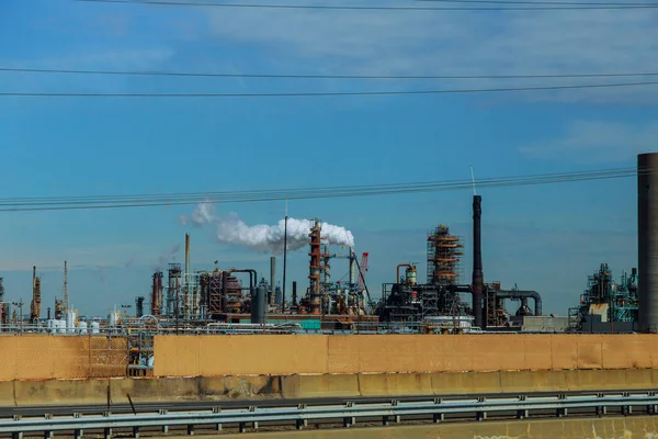 Indústria do petróleo e do gás - refinaria na fábrica crepúsculo — Fotografia de Stock