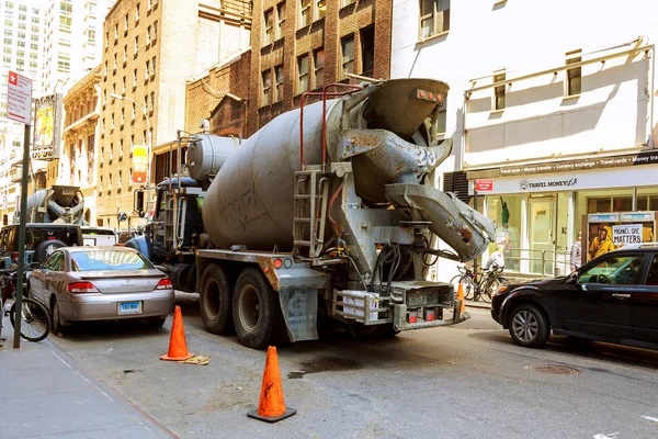 NUEVA YORK CITY, Estados Unidos - 04, 2017: Construcción de carreteras y obras viales en Manhattan —  Fotos de Stock