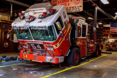 New York, ABD-04, 2017: FDNY itfaiye kamyon garajına geri. Ladder 30 hisseleri Harlem New York 'ta motor 59 ile bir ev.