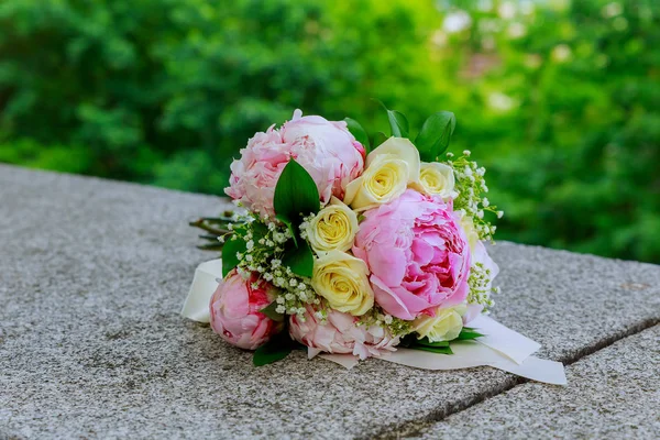 Rijk boeket van roze pioenrozen en witte rozen eustoma bloemen, groene bladeren verse lente boeket. — Stockfoto