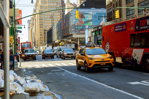 New York City, Usa - 04, 2017: Jih vázané přenosy z Ny taxi v New Yorku krásné budovy a architektura města v nedohlednu. — Stock fotografie