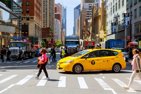 New York City, Usa - 04, 2017: Jih vázané přenosy z Ny taxi v New Yorku krásné budovy a architektura města v nedohlednu. — Stock fotografie