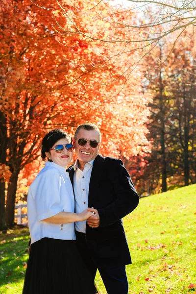 Porträt eines glücklichen jungen Paares in Hemden, das sich im Park vergnügt — Stockfoto