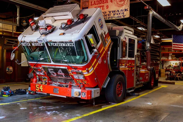 New york city, usa - 04, 2017: fdny fire truck back in garage. Leiter 30 teilt sich ein Haus mit Motor 59 in Harlem New York. — Stockfoto