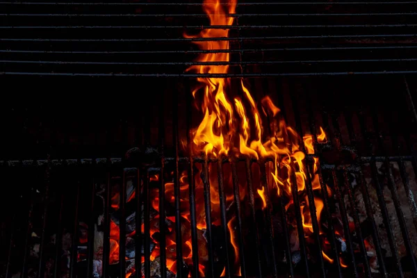 Grill Barbecue Carbone Caldo Vuoto Con Fiamme Luminose Sullo Sfondo — Foto Stock