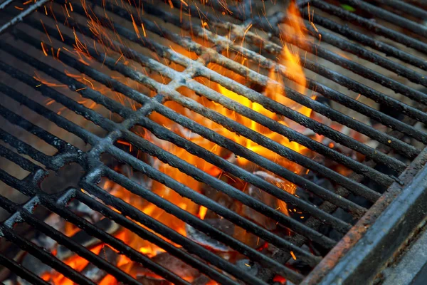 Churrasqueira, carvão quente e chamas queimadas. Você pode ver mais churrasco, comida grelhada , — Fotografia de Stock