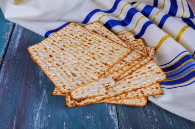 Yahudi ekmek matza ahşap üzerine