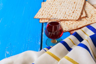 Koşer kırmızı şarap ile beyaz bir tabak matzah veya matza ve bir Fısıh Bayramı