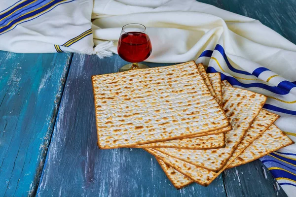 Red kosher wine with a white plate of matzah or matza and a Passover — Stock Photo, Image