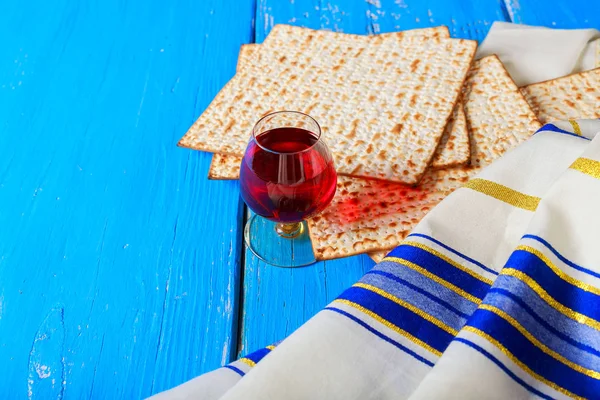 Pesach Natura morta con vino e pane pasquale ebreo matzoh — Foto Stock