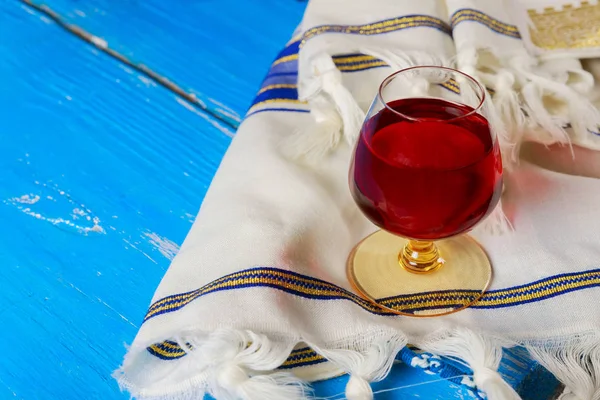 Pesach-Stillleben mit Wein und Matzoh-jüdischem Pessach-Brot — Stockfoto