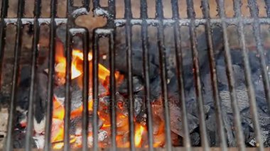 Barbekü Izgara ve parlayan kömürler. Sen-ebilmek görmek daha fazla Barbekü, ızgara gıda, yangın