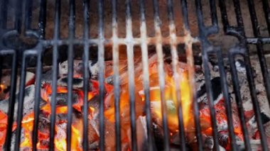 Parlak alevli boş kömür ızgarası.