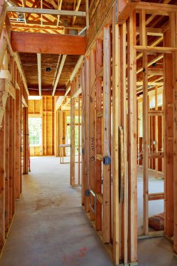 ev ya da tamamlanmamış ahşap çerçeve yapılar