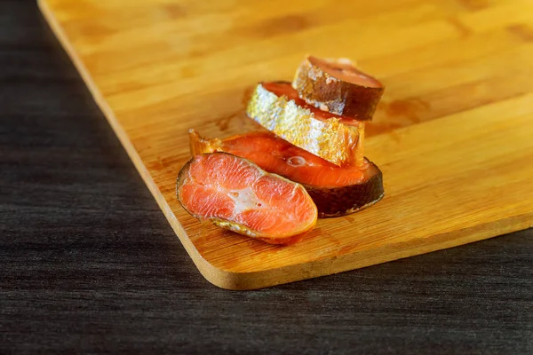 Salmon segar, tuna merah, dan potongan ikan tunggal di atas papan kayu — Stok Foto