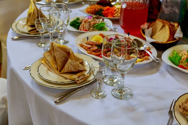 Conjunto de mesa para la boda u otra cena de evento abastecido — Foto de Stock