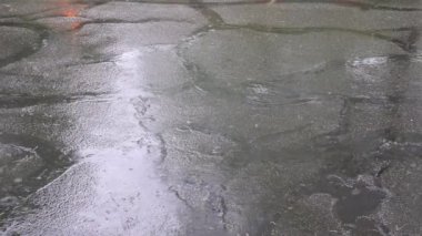 Asfalta sağanak yağmur yağıyor.