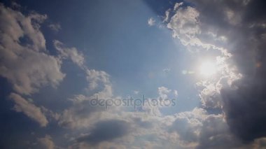 Geçen yaz gökyüzü güneş parlıyor ve hareketli bulutlar