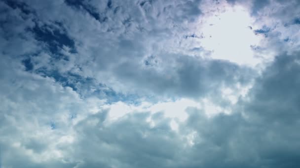 Des nuages blancs gonflés se déplacent à travers un ciel bleu brillant — Video