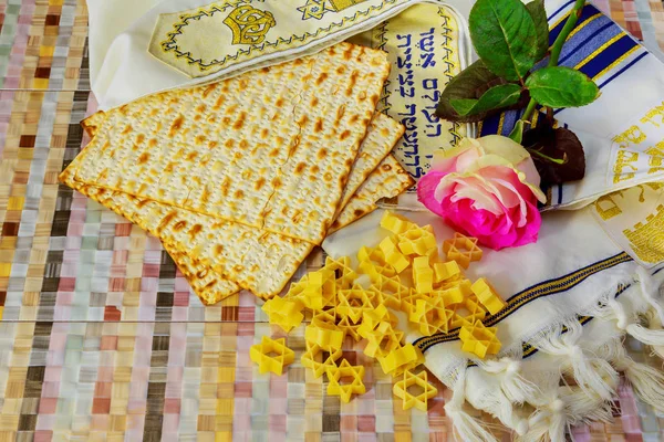 Pesach-martwa natura z winem i matzoh żydowskiej Paschy chleb — Zdjęcie stockowe