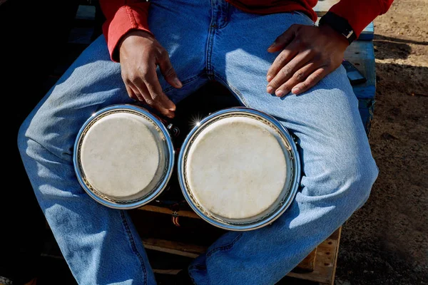 Człowiek w afrykański Bęben Djembe — Zdjęcie stockowe