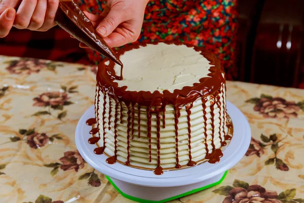 Bolo de esponja coberto de chocolate — Fotografia de Stock