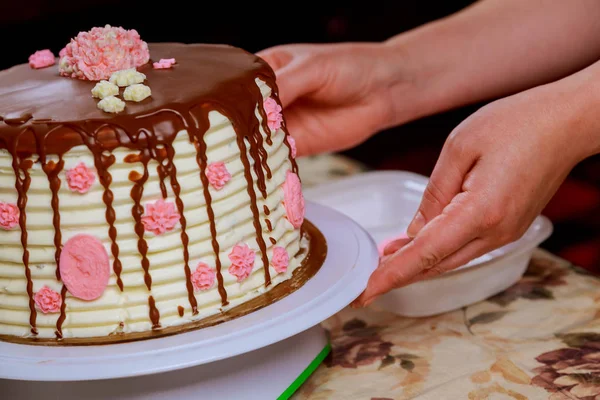 Bolo de esponja coberto de chocolate — Fotografia de Stock