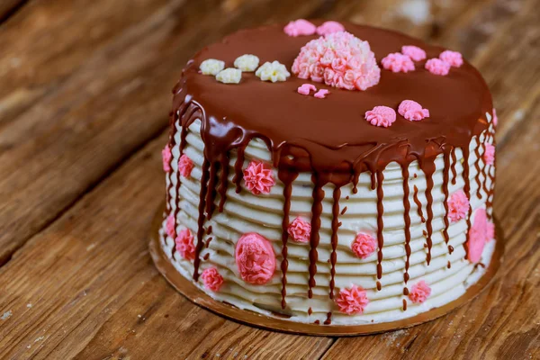 Kaka täckt med choklad med rosa rosor den gamla styrelsen — Stockfoto