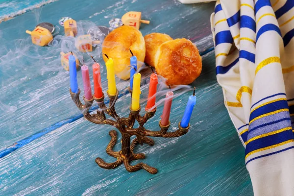 Foco seletivo do feriado judeu Hanukkah com menorah tradicional, donuts — Fotografia de Stock