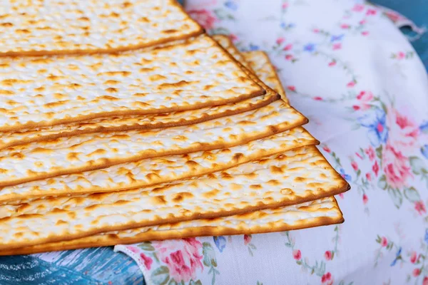 Judiska brödet matza på trä — Stockfoto