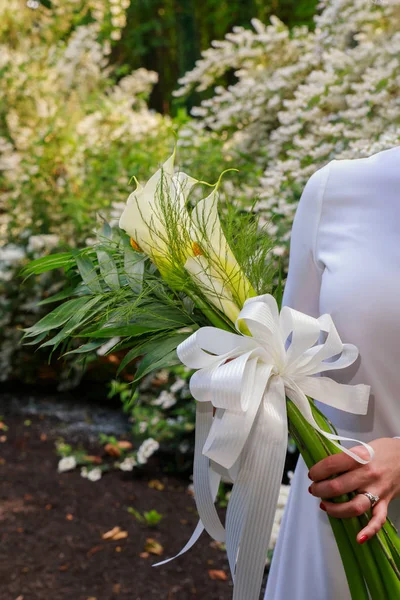 Boeket met kala bloemen in Bruidskamer hand buiten bruiloft — Stockfoto
