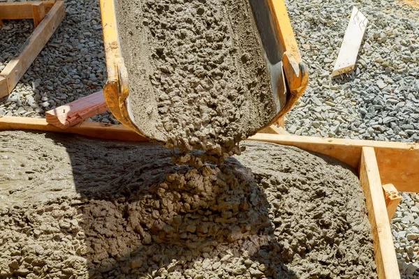 Membangun trotoar beton di luar rumah — Stok Foto