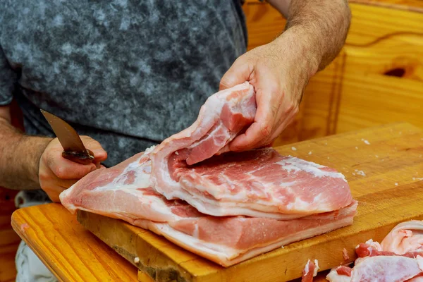 肉屋の店で包丁で肉を切るの中央部 — ストック写真