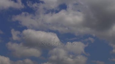 Beyaz bulutlar bir parlak mavi gökyüzünde hareket