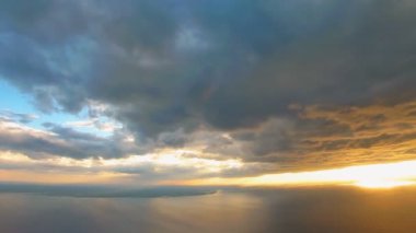 Sabah gündoğumu okyanus üzerinde uçan bir uçağın kanadı.
