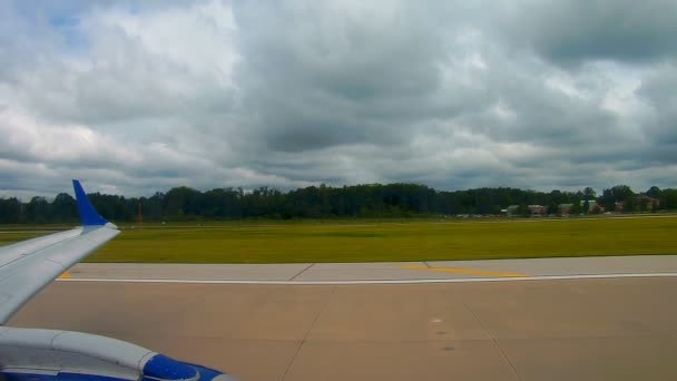 Passagierflugzeug startbereit am Flughafen in Cleveland — Stockvideo