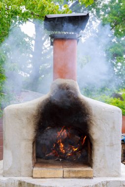 Açık odun fırınında pişen pizzalar.