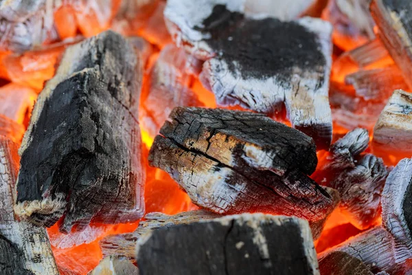Wood burning in the fireplace closeup. Home Warm orange bonfire with pieces wood — Stock Photo, Image