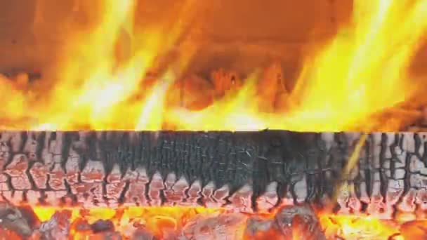 Quemadura de fuego en la chimenea - cámara lenta - sin clasificación de color — Vídeos de Stock