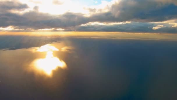 Morgensonnenaufgang mit dem Flügel eines Flugzeugs, das über dem Ozean fliegt. — Stockvideo