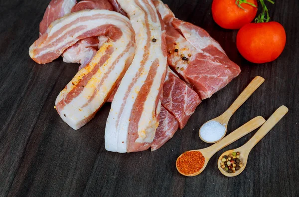 Сырое органическое мясо. Свиные стейки, филе для гриля, выпечки или жарки . — стоковое фото