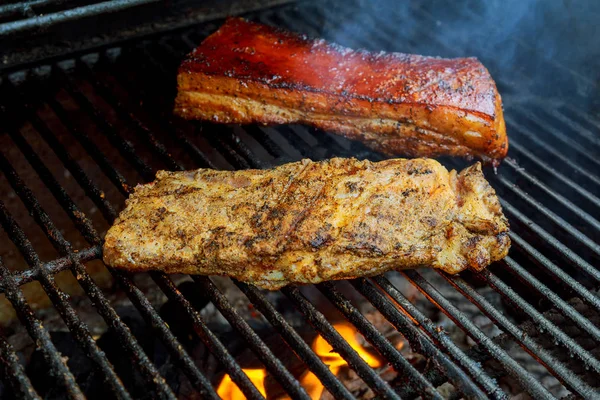 Свиные ребрышки барбекю жареные на горящем угольном гриле — стоковое фото