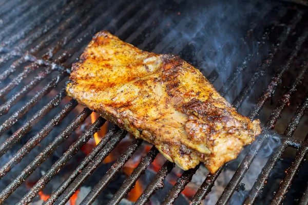 Revbensspjäll på grillen — Stockfoto