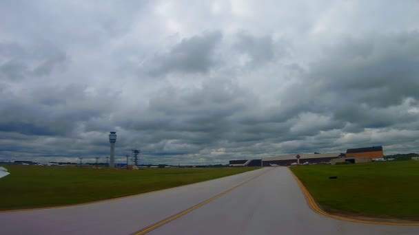 Passagerarflygplan redo för avgång på flygplatsen i Cleveland — Stockvideo