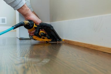 Kaburgalar özel ev inşa için lüks bir duvar bölümü yukarı yüklenici ölçer bitirmek Nailer adam çivilenmiş